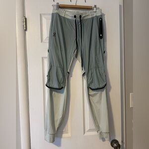 Like new On Running Women’s Medium Light Sage Green Weather Pants